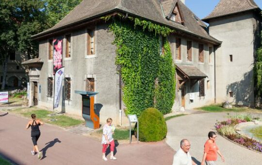 château l'été avec personnes qui se promènent devant