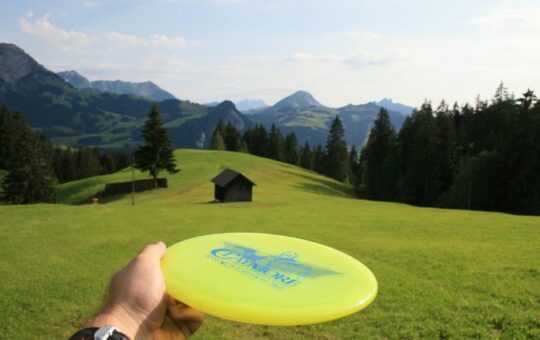 disc golf dans alpage avec montagne en fond