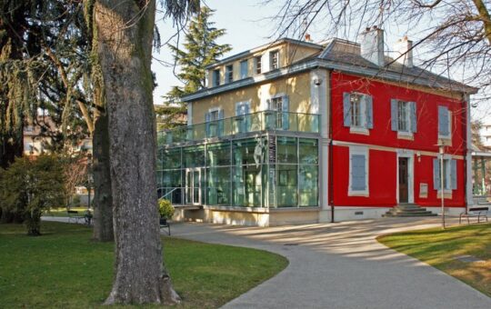 maison jaune et rouge dans parc