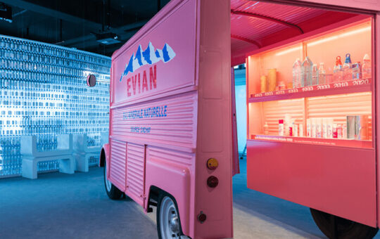 camionnette Evian rose dans musée