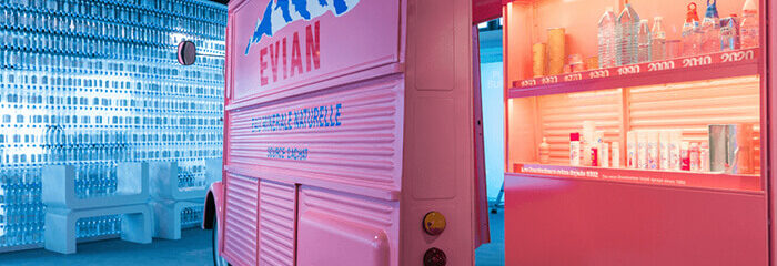 camionnette Evian rose dans musée