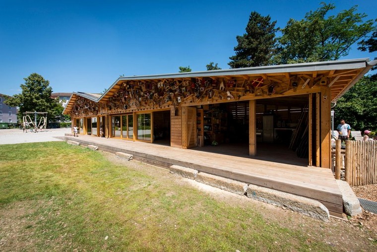 maison en bois  bordée de pelouse sous ciel bleu