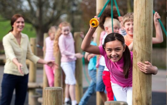 enfants jouent sur aire de jeux