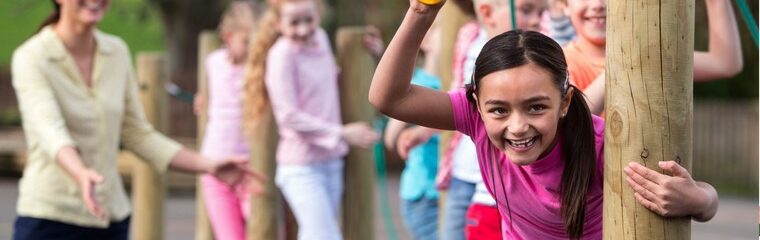 enfants jouent sur aire de jeux