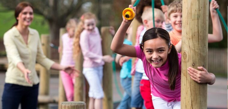 enfants jouent sur aire de jeux