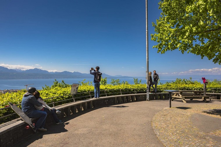 personnes au bord lac prennent photos