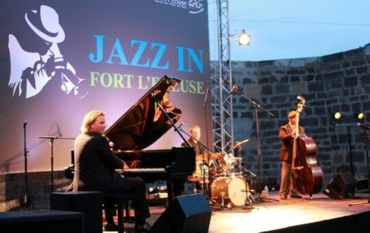 un pianiste et violoncelliste sur scène jazz in fort de l'écluse